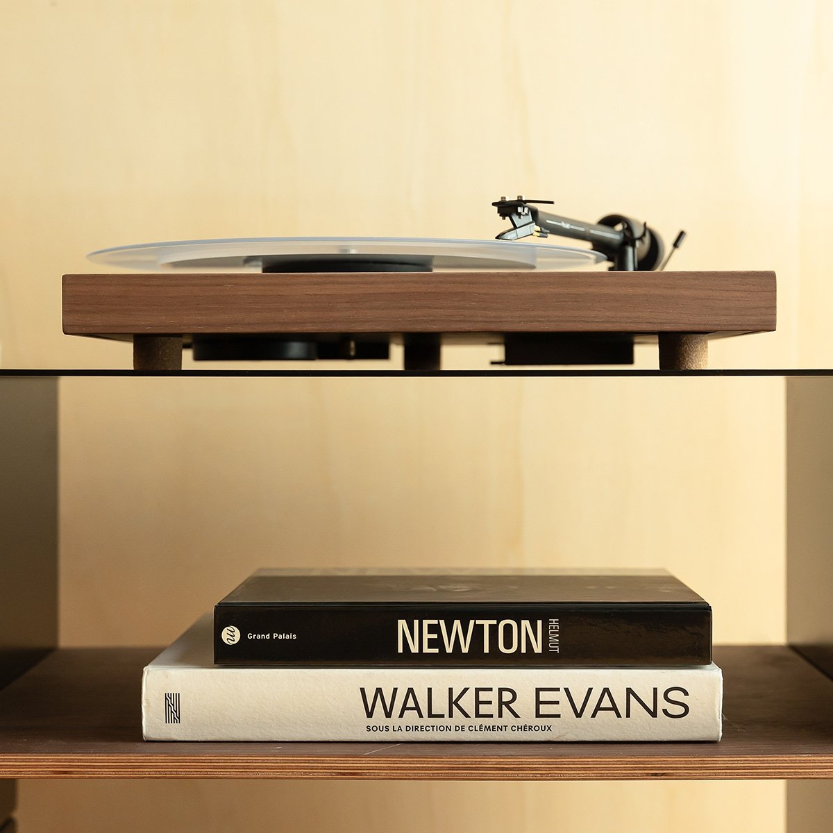 Platine vinyle en noyer – Design élégant, bras aluminium Ortofon OM10, pré-ampli intégré – Fabrication Europe