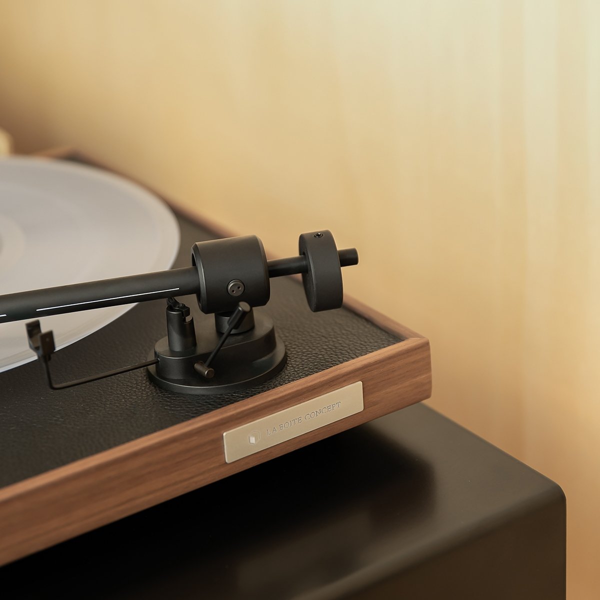 Platine vinyle en noyer – Design élégant, bras aluminium Ortofon OM10, pré-ampli intégré – Fabrication Europe