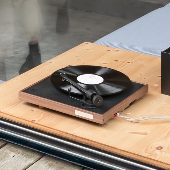 Platine vinyle en noyer – Design élégant, bras aluminium Ortofon OM10, pré-ampli intégré – Fabrication Europe