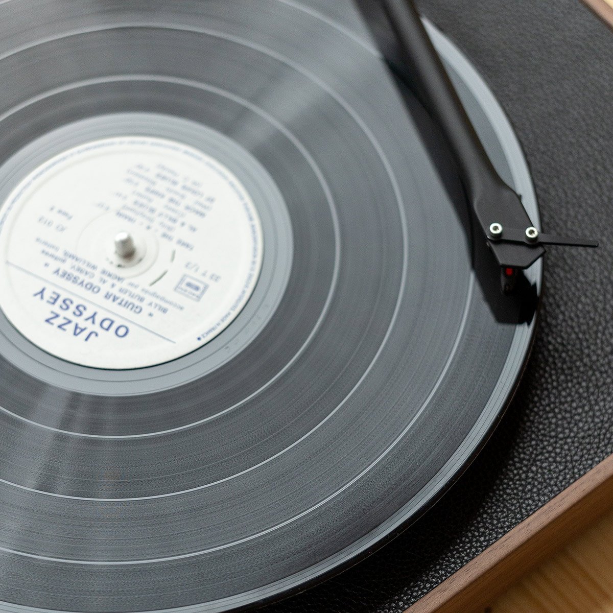 Platine vinyle en noyer – Design élégant, bras aluminium Ortofon OM10, pré-ampli intégré – Fabrication Europe