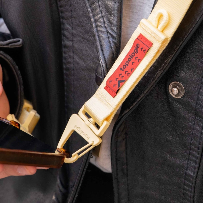 Lanière téléphone Topologie – Sangle nylon réglable 82-143 cm, mousqueton rapide, design épuré et confortable