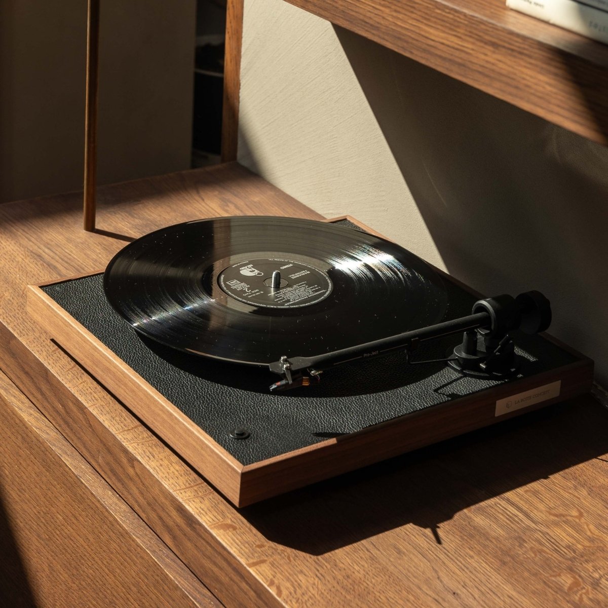 Platine vinyle en noyer – Design élégant, bras aluminium Ortofon OM10, pré-ampli intégré – Fabrication Europe