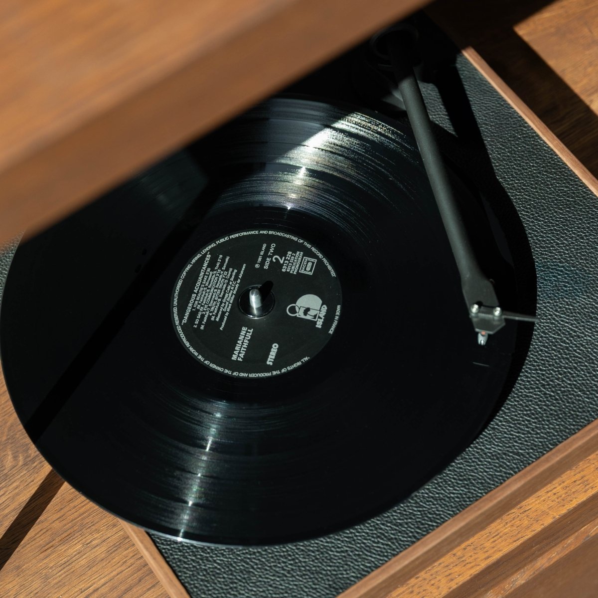 Platine vinyle en noyer – Design élégant, bras aluminium Ortofon OM10, pré-ampli intégré – Fabrication Europe