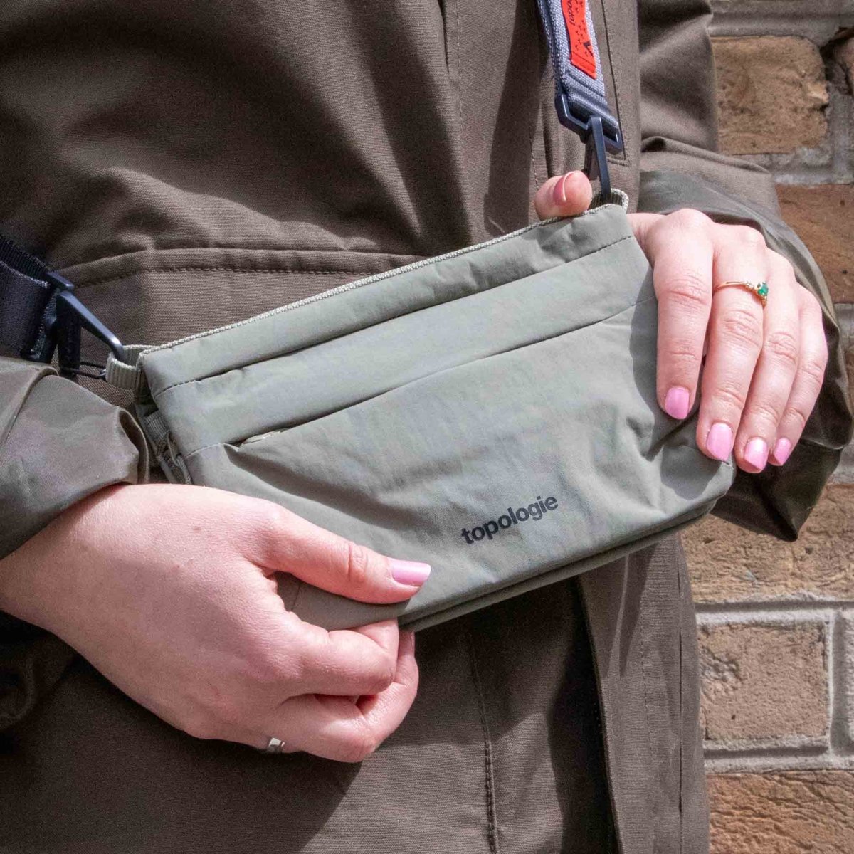 Sacoche téléphone Topologie – Compacte & déperlante, 4 poches zippées, tissu recyclé