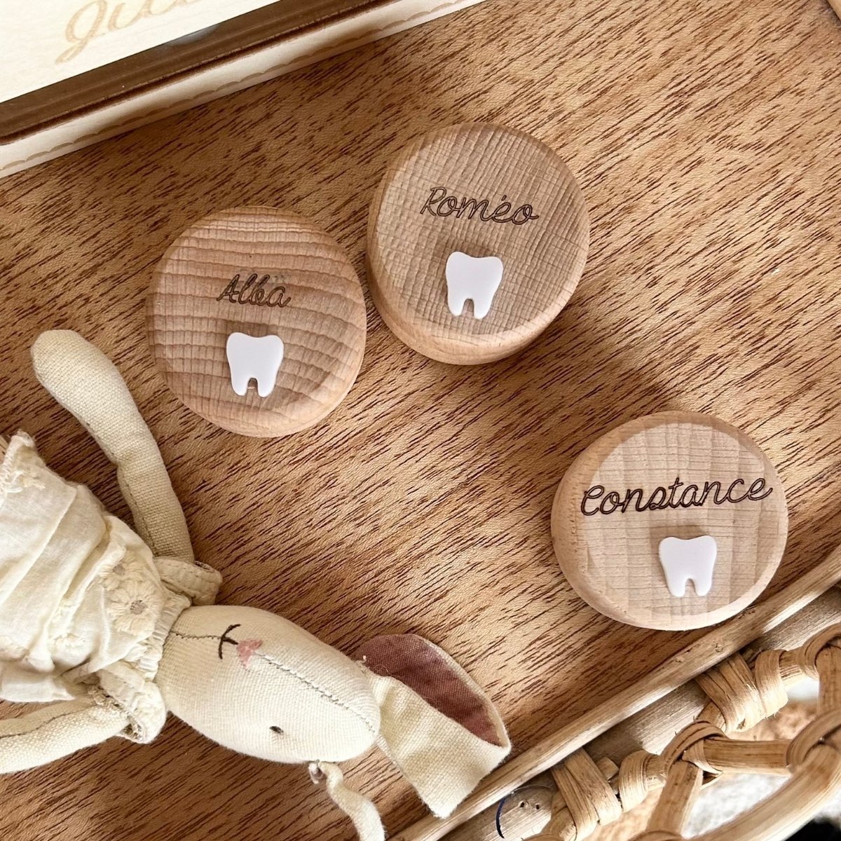 Boîte à dents personnalisée April Eleven - Gravée à la main en bois de hêtre - Souvenir des premières dents