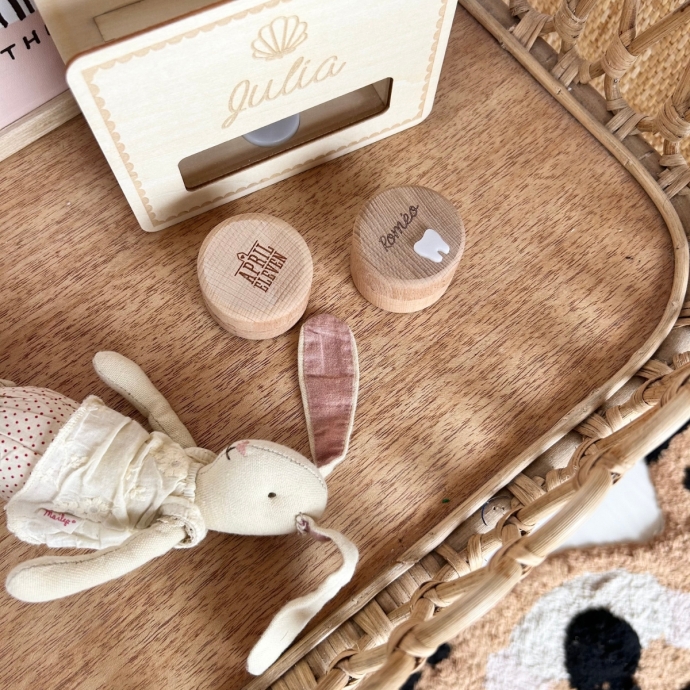 Boîte à dents personnalisée April Eleven - Gravée à la main en bois de hêtre - Souvenir des premières dents