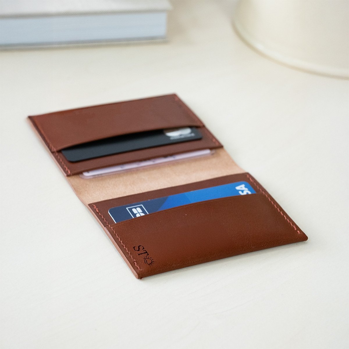 Porte-cartes pliable en cuir personnalisable – Porte-cartes extra-fin en cuir tanné végétal, design élégant et fabriqué en Franc