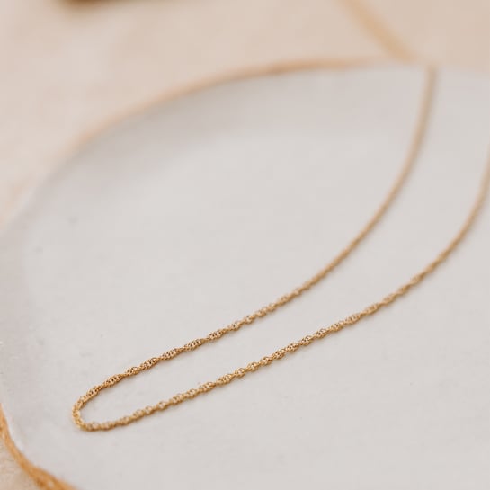 Collier personnalisé initiales femme - Idée cadeau personnalisé femme - Chaîne torsadée dorée & médaillon gravé