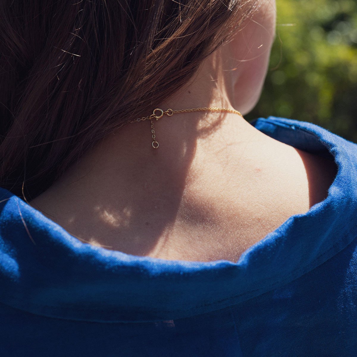 Collier personnalisé initiales femme - Idée cadeau personnalisé femme - Chaîne torsadée dorée & médaillon gravé