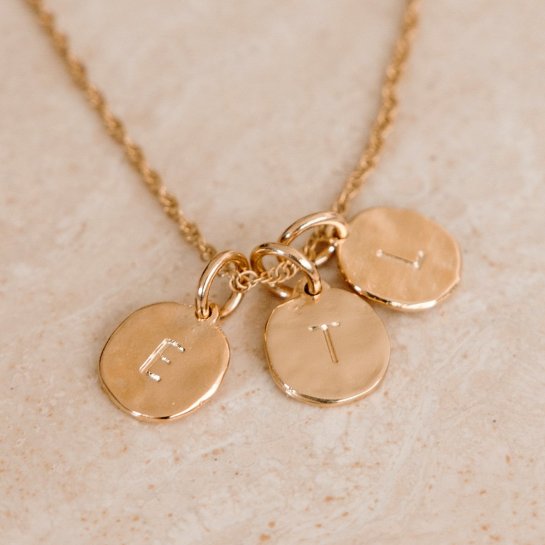 Collier personnalisé initiales femme - Idée cadeau personnalisé femme - Chaîne torsadée dorée & médaillon gravé