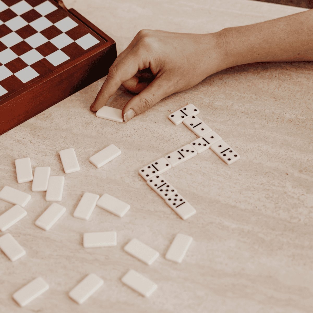 Coffret multijeux en bois –  Solitaire, échiquier, dominos, cartes, dés – Idée cadeau Noël amateur de jeux de société