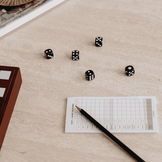 Coffret multijeux en bois –  Solitaire, échiquier, dominos, cartes, dés – Idée cadeau Noël amateur de jeux de société