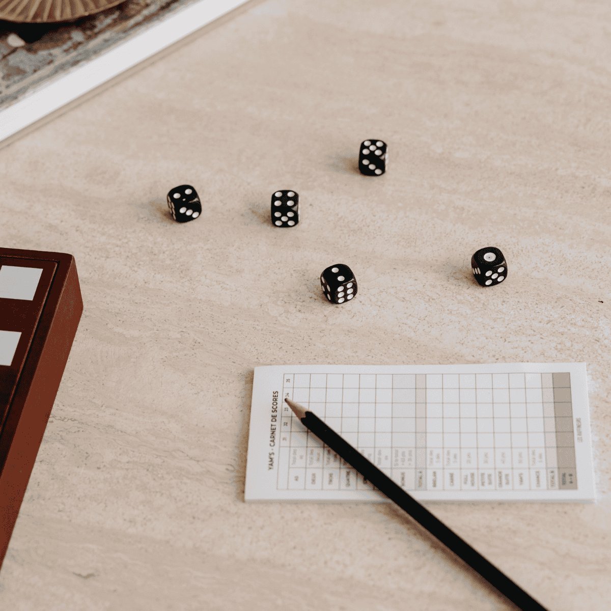 Coffret multijeux en bois –  Solitaire, échiquier, dominos, cartes, dés – Idée cadeau Noël amateur de jeux de société