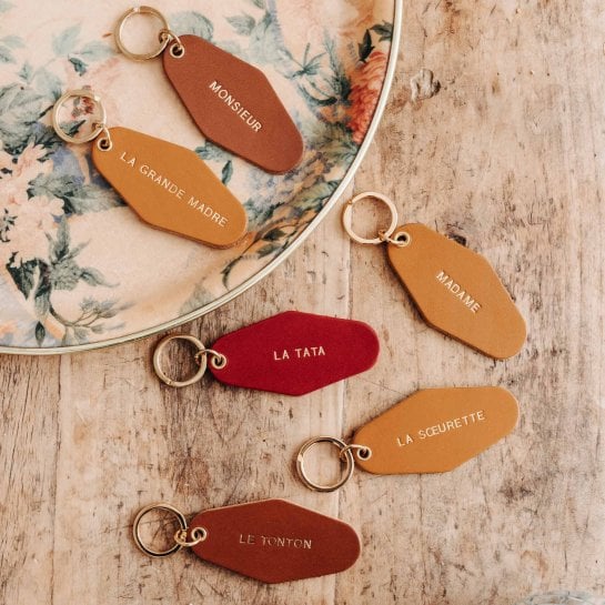 Porte-clé famille – Affaire de famille, porte-clé en cuir au tannage végétal gravé - design rétro inspiré des anciens motels