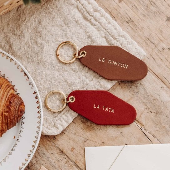 Porte-clé famille – Affaire de famille, porte-clé en cuir au tannage végétal gravé - design rétro inspiré des anciens motels