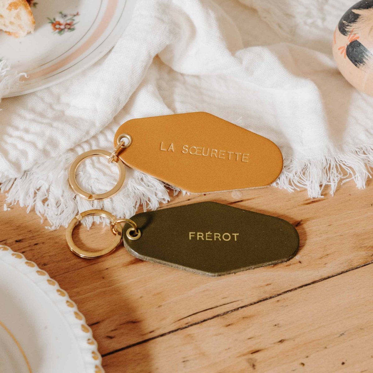 Porte-clé famille – Affaire de famille, porte-clé en cuir au tannage végétal gravé, design rétro inspiré des anciens motels, mad