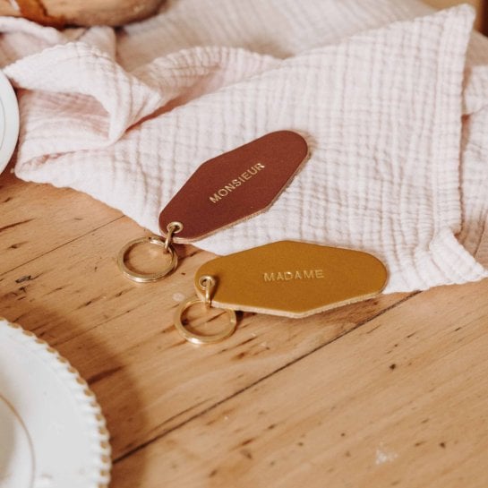 Porte-clé famille – Affaire de famille, porte-clé en cuir au tannage végétal gravé - design rétro inspiré des anciens motels