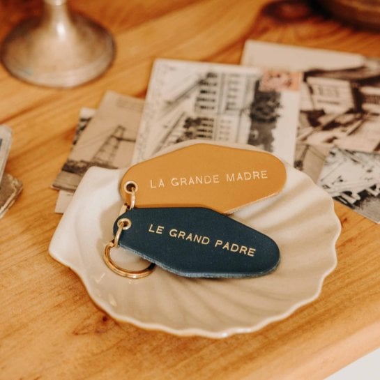 Porte-clé famille – Affaire de famille, porte-clé en cuir au tannage végétal gravé - design rétro inspiré des anciens motels
