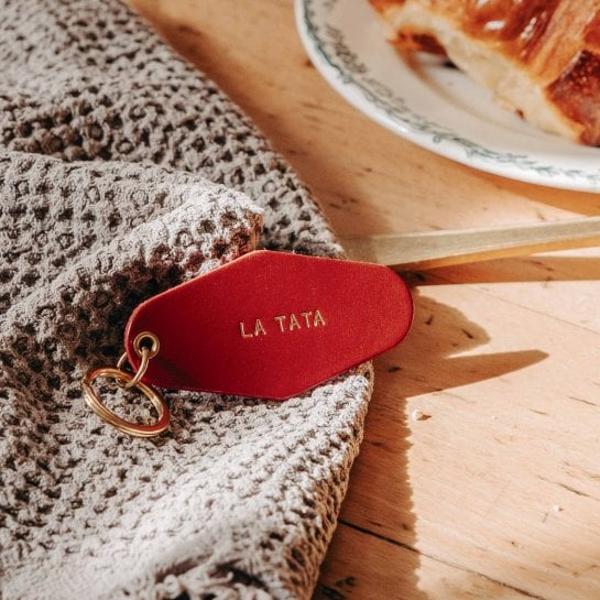 Porte-clé famille – Affaire de famille, porte-clé en cuir au tannage végétal gravé - design rétro inspiré des anciens motels