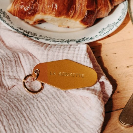 Porte-clé famille – Affaire de famille, porte-clé en cuir au tannage végétal gravé - design rétro inspiré des anciens motels