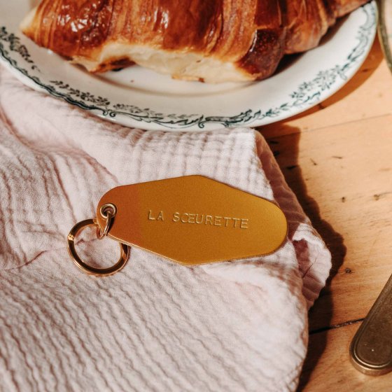 Porte-clé famille – Affaire de famille, porte-clé en cuir au tannage végétal gravé, design rétro inspiré des anciens motels, mad