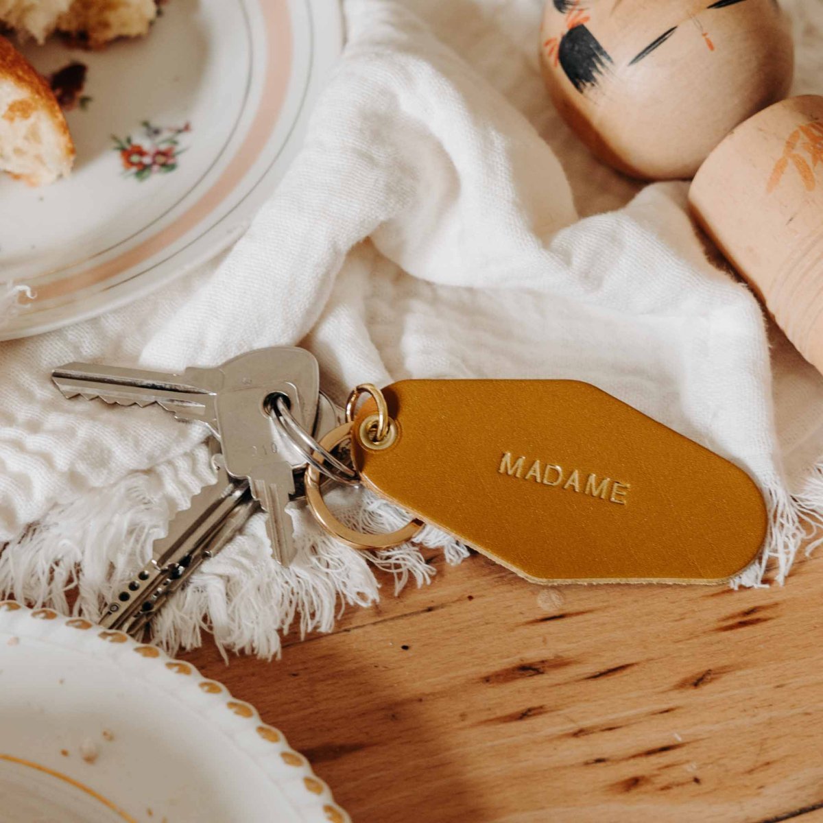 Porte-clé famille – Affaire de famille, porte-clé en cuir au tannage végétal gravé, design rétro inspiré des anciens motels, mad