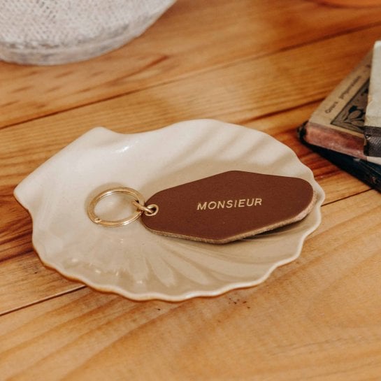 Porte-clé famille – Affaire de famille, porte-clé en cuir au tannage végétal gravé - design rétro inspiré des anciens motels