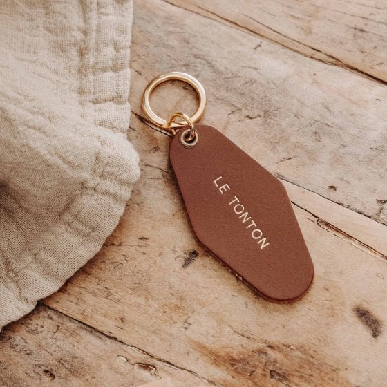 Porte-clé famille – Affaire de famille, porte-clé en cuir au tannage végétal gravé, design rétro inspiré des anciens motels, mad
