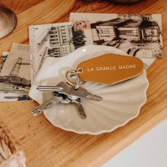 Porte-clé famille – Affaire de famille, porte-clé en cuir au tannage végétal gravé - design rétro inspiré des anciens motels