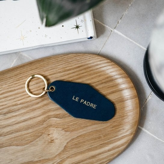 Porte-clé famille – Affaire de famille, porte-clé en cuir au tannage végétal gravé - design rétro inspiré des anciens motels