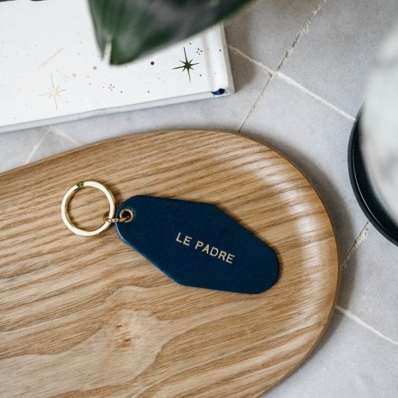Porte-clé famille – Affaire de famille, porte-clé en cuir au tannage végétal gravé, design rétro inspiré des anciens motels, mad