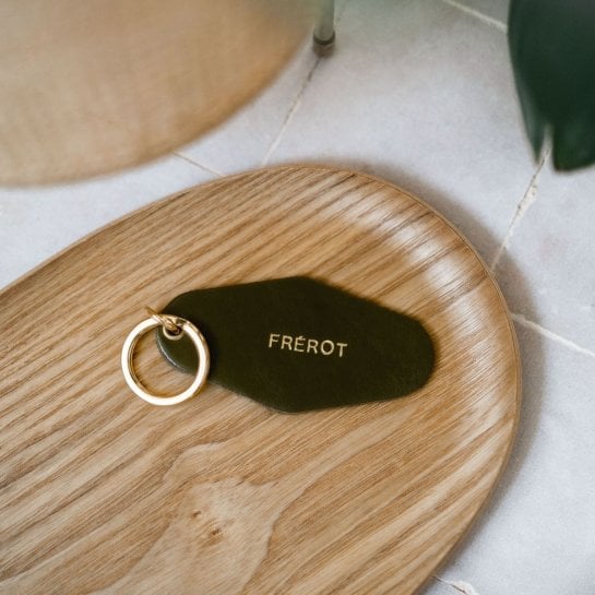 Porte-clé famille – Affaire de famille, porte-clé en cuir au tannage végétal gravé - design rétro inspiré des anciens motels