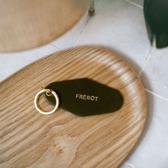 Porte-clé famille – Affaire de famille, porte-clé en cuir au tannage végétal gravé, design rétro inspiré des anciens motels, mad