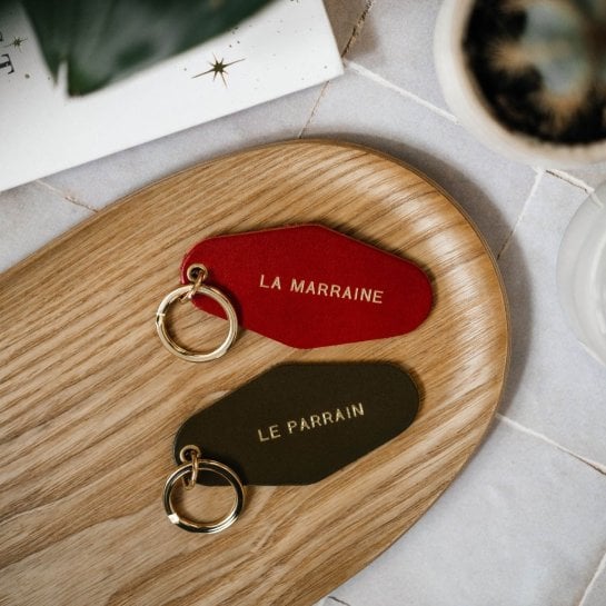 Porte-clé famille – Affaire de famille, porte-clé en cuir au tannage végétal gravé - design rétro inspiré des anciens motels