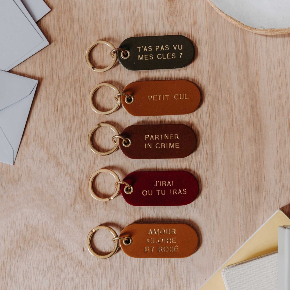 Porte-clé à message en cuir – Okuri, accessoire personnalisé en cuir de vachette au tannage végétal, fabriqué en France