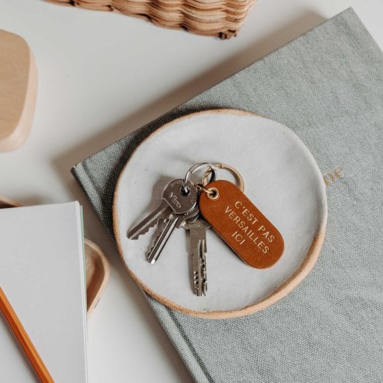 Porte-clé à message en cuir – Okuri, accessoire personnalisé en cuir de vachette au tannage végétal, fabriqué en France