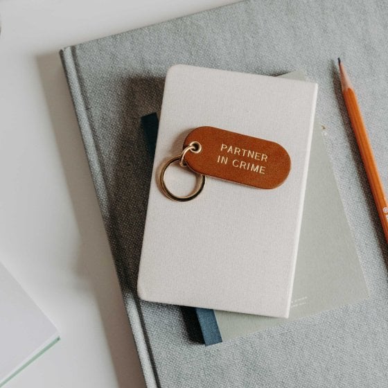 Porte-clé à message en cuir – Okuri, accessoire personnalisé en cuir de vachette au tannage végétal, fabriqué en France