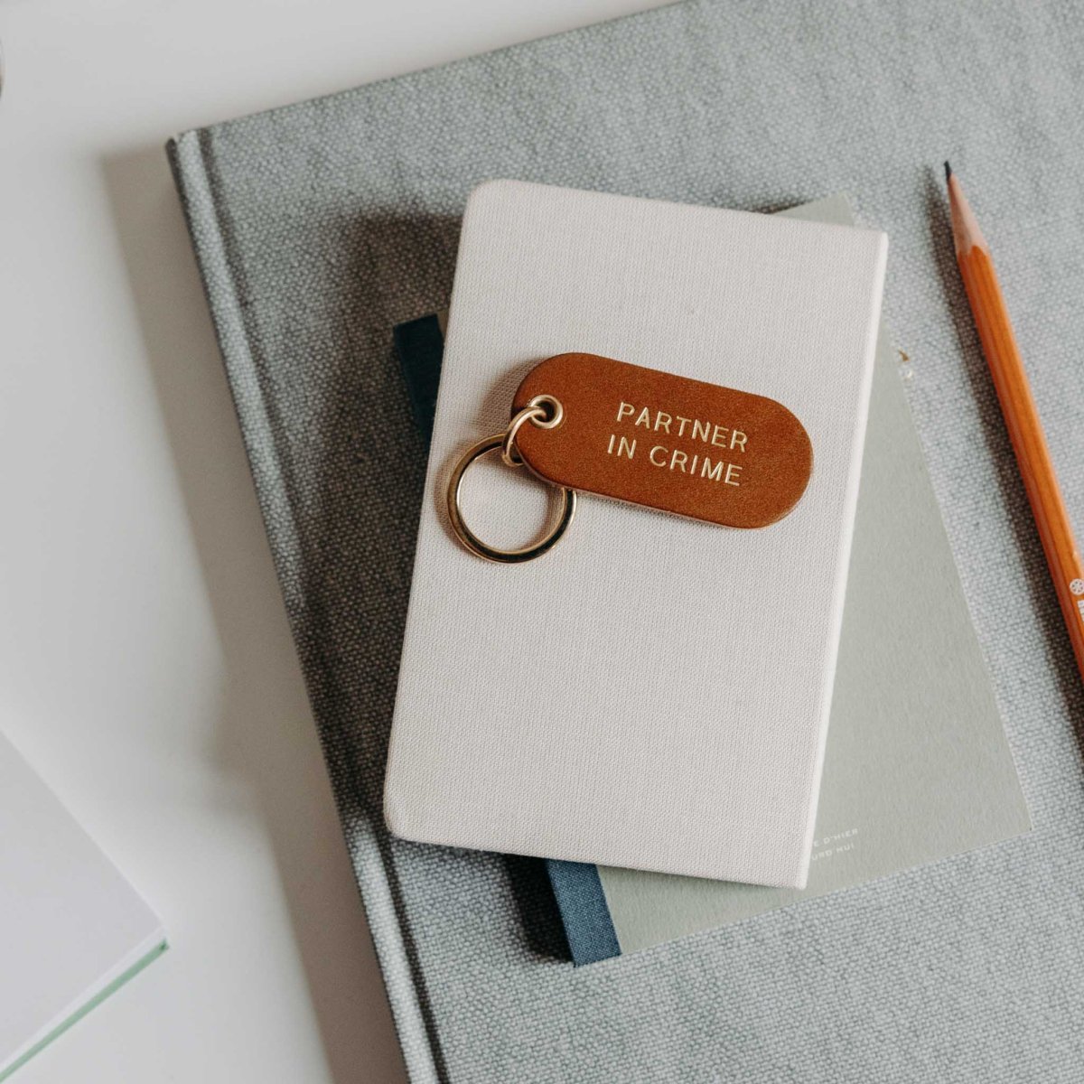 Porte-clé à message en cuir – Okuri, accessoire personnalisé en cuir de vachette au tannage végétal, fabriqué en France