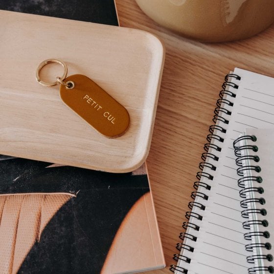 Porte-clé à message en cuir – Okuri, accessoire personnalisé en cuir de vachette au tannage végétal, fabriqué en France