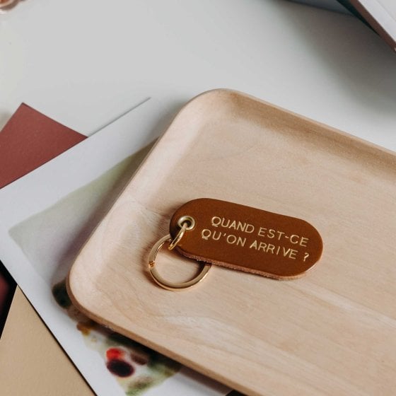 Porte-clé à message en cuir – Okuri, accessoire personnalisé en cuir de vachette au tannage végétal, fabriqué en France