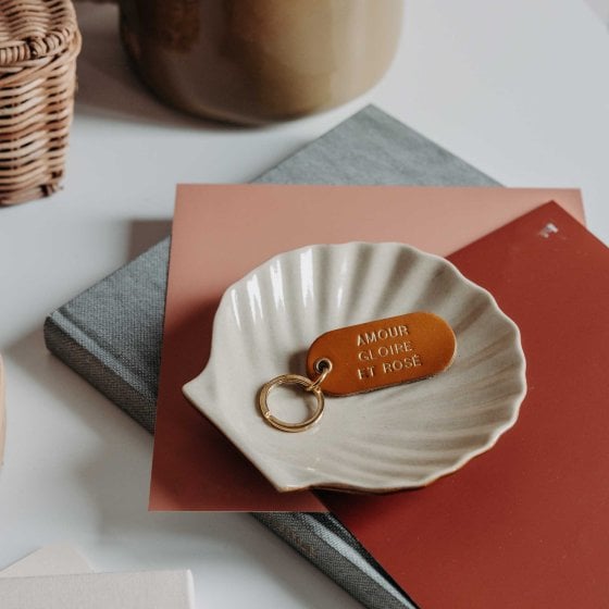 Porte-clé à message en cuir – Okuri, accessoire personnalisé en cuir de vachette au tannage végétal, fabriqué en France