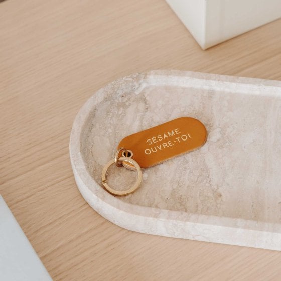 Porte-clé à message en cuir – Okuri, accessoire personnalisé en cuir de vachette au tannage végétal, fabriqué en France