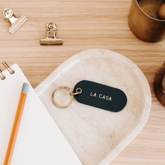 Porte-clé à message en cuir – Okuri, accessoire personnalisé en cuir de vachette au tannage végétal, fabriqué en France