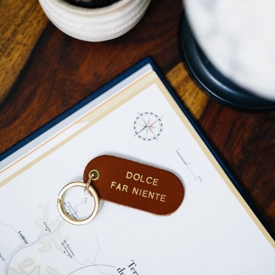Porte-clé à message en cuir – Okuri, accessoire personnalisé en cuir de vachette au tannage végétal, fabriqué en France