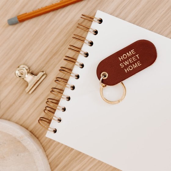 Porte-clé à message en cuir – Okuri, accessoire personnalisé en cuir de vachette au tannage végétal, fabriqué en France