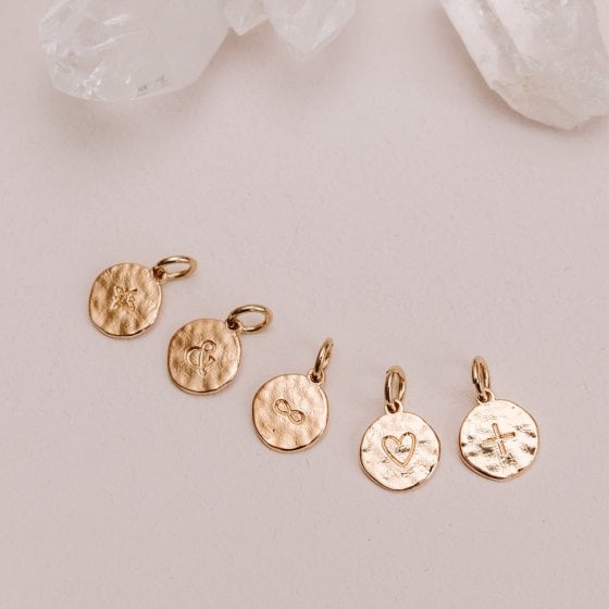 Médaillon Initiale personnalisé - Idée cadeau femme - Bijou élégant personnalisé : pendentif lettre doré