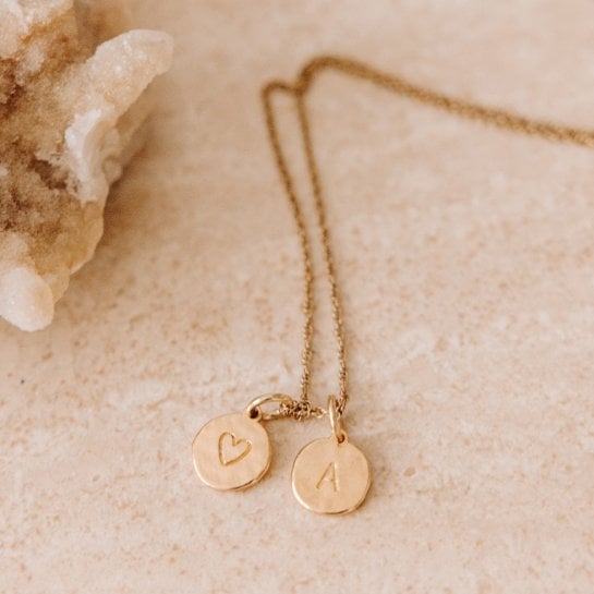 Médaillon Initial personnalisé - Idée cadeau femme - Bijou élégant personnalisé : pendentif lettre doré