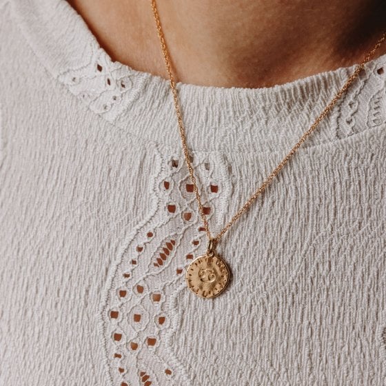 Collier astrologique Cancer – médaillon astro doré martelé Les Raffineurs