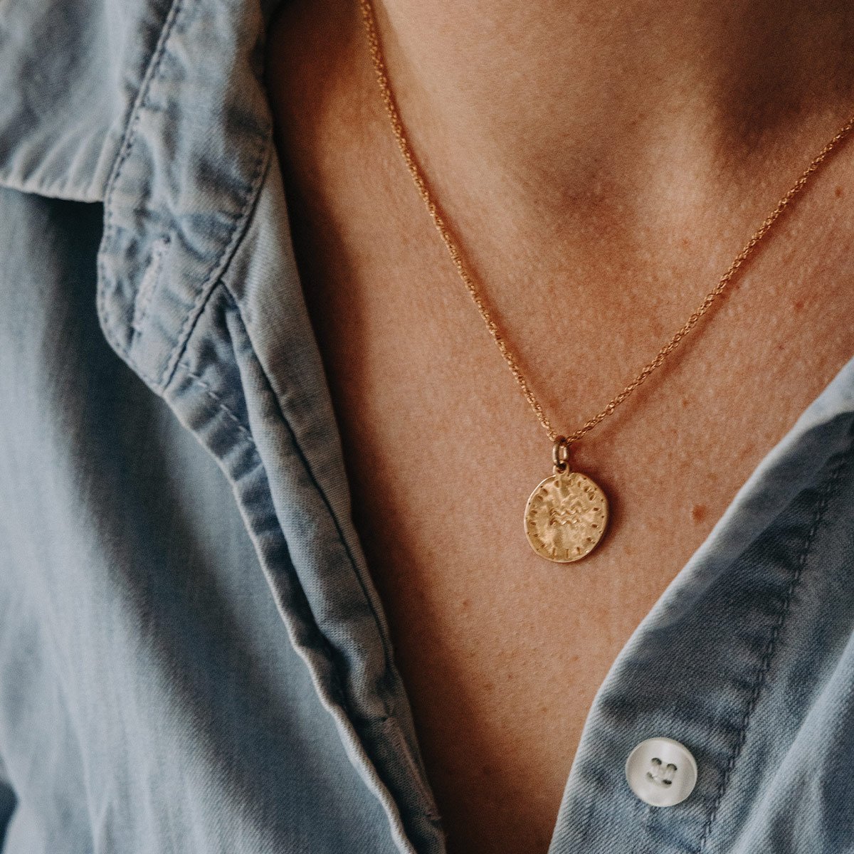 Collier astro Verseau – pendentif astrologique doré Épilogue Les Raffineurs