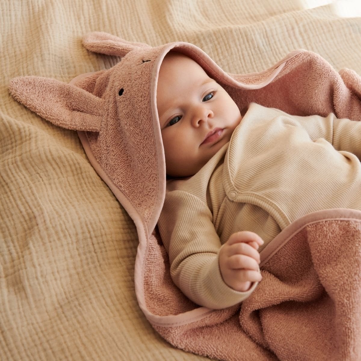 Serviette à capuche Liewood Albert Rabbit & Hippo – Cape de bain bébé en coton bio – Douce, absorbante et certifiée GOTS - Bleu - Coton Biologique - B (Liewood) - Image 2